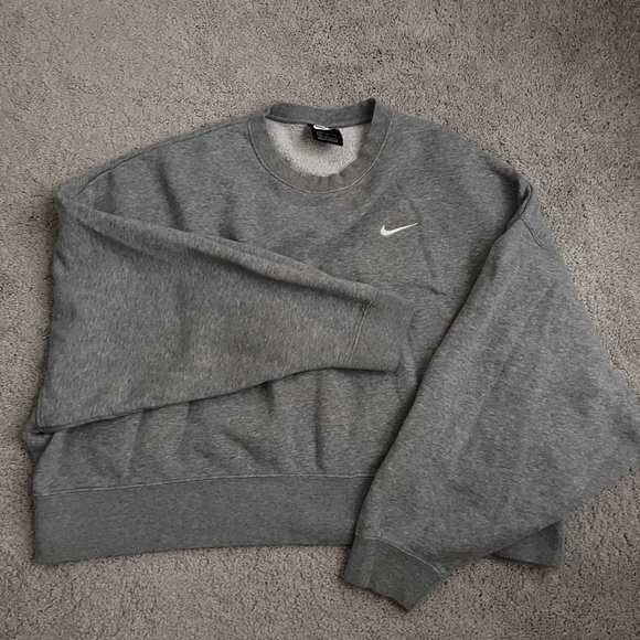 nike cropped crew neck, worn a couple of times, grey, comfy cropped, - Picture 1 of 5